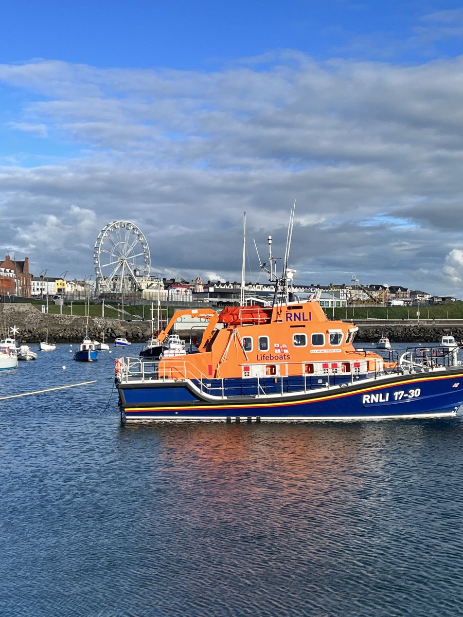 purplegillian's tweet photo. Portrush looking beautiful this evening #portrush #causewaycoast #northernireland https://t.co/m6hNi1fBe0