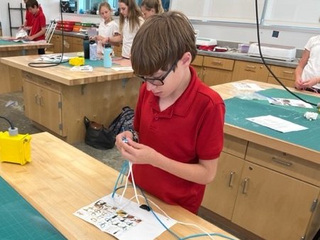 computerhonn's tweet photo. @robshouston 6th grade #makerspace students are making Cobra knot #paracord bracelets. https://t.co/CVuyflGsCo