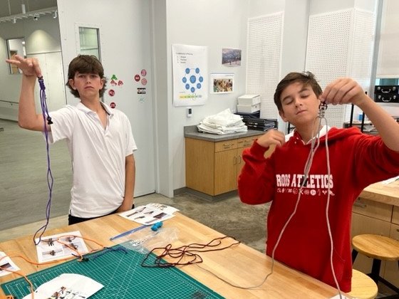 computerhonn's tweet photo. @robshouston 6th grade #makerspace students are making Cobra knot #paracord bracelets. https://t.co/CVuyflGsCo