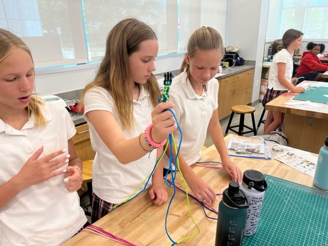 computerhonn's tweet photo. @robshouston 6th grade #makerspace students are making Cobra knot #paracord bracelets. https://t.co/CVuyflGsCo