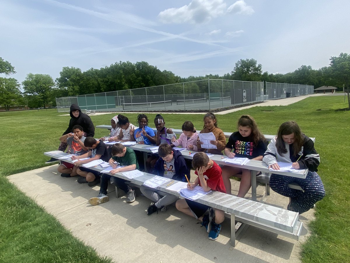 MeganGWCS's tweet photo. Took our writing outdoors today @warrenschools #LincolnPrideWCS https://t.co/ypYN2zU76b
