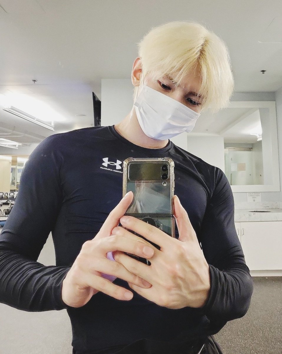ENHATEEZ_'s tweet photo. gym 💪🖤

#JAY #YEOSANG https://t.co/RwOHpmxiTi