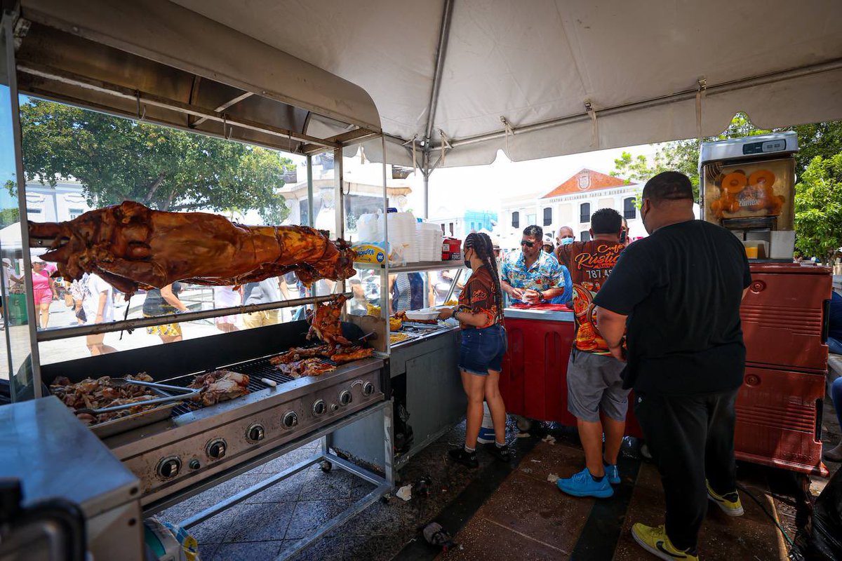 Le dimos la bienvenida a nuestra gente de #Naranjito y su alcalde <a href="/Orlando_Ortiz51/">Orlando Ortíz</a> como parte de la iniciativa Encuentro entre Pueblos; donde niños trovadores, expertos en gastronomía y bailes típicos crearon el ambiente perfecto para celebrar con orgullo nuestra cultura.