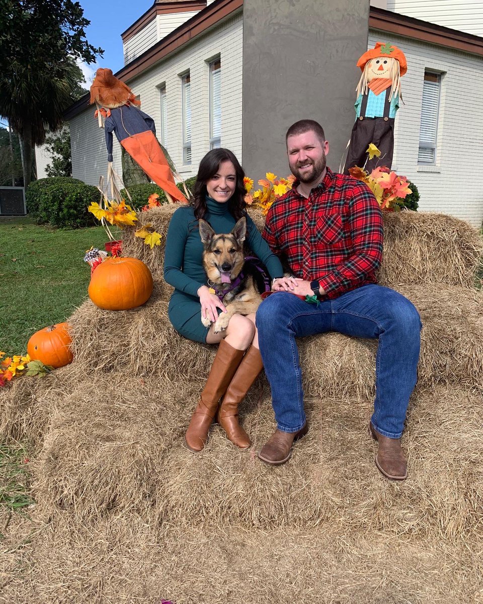 UFJaxEM's tweet image. Continuing #InternIntros with Dr. Amanda Getz. She is a Florida native joining us from Florida State University! Amanda loves sweets of any kind, Darius Rucker, and the Buffalo Bills. She also has a German Shepard named Harley! Welcome to the #ShandsFam Amanda! #JaxEM