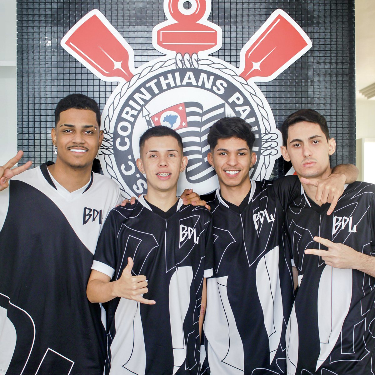bdlfreefire's tweet photo. FOI AQUI QUE PEDIRAM REFORÇO? 😎

NINGUÉM sabia mas ele chegou pra doutrinar nessa final presencial da @liganfa!!!! 

Flooda o #goBDL pro @bsr019_ (o misterioso menos vazado do cenário) e PRA CIMA 🦅 https://t.co/gITTmB4Vmv