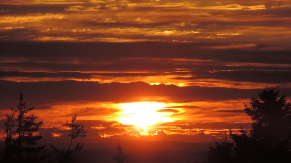 LanzaroteCamel's tweet photo. Tonight's #sunset from #SlaleyHall looks like something you might've seen at Bikini Atoll during Operation Crossroads. @SlaleyHall https://t.co/tkH5m8EY0K