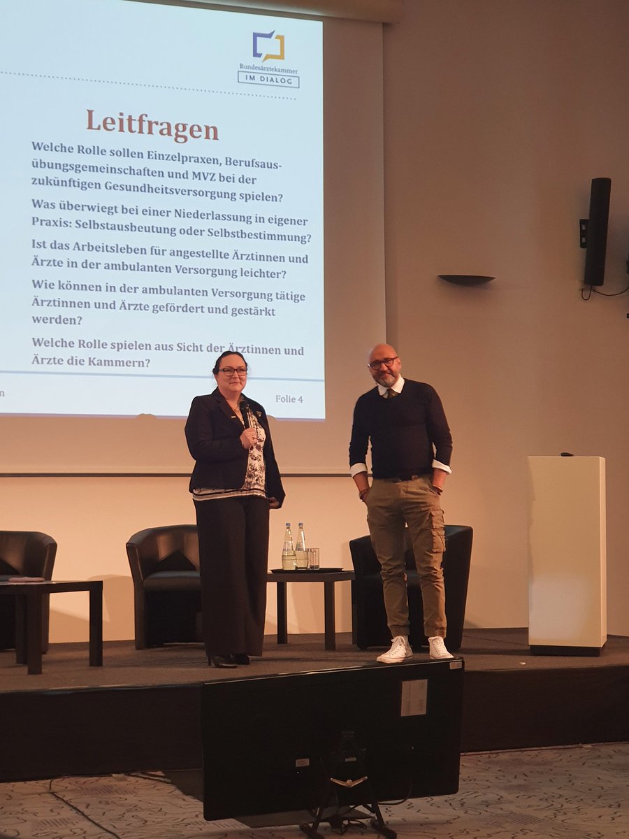 Im Dialog mit jungen Ärzt:innen <a href="/BAEKaktuell/">Bundesärztekammer</a> in #Bremen: Feste Rotationen ermöglichen es, bereits in der #Weiterbildung die Niederlassung kennen zu lernen #WECU <a href="/DGUrologie/">DGU</a> <a href="/BDUrologie/">BvDUrologie</a> <a href="/GeSRU_de/">GeSRU</a> #daet2022