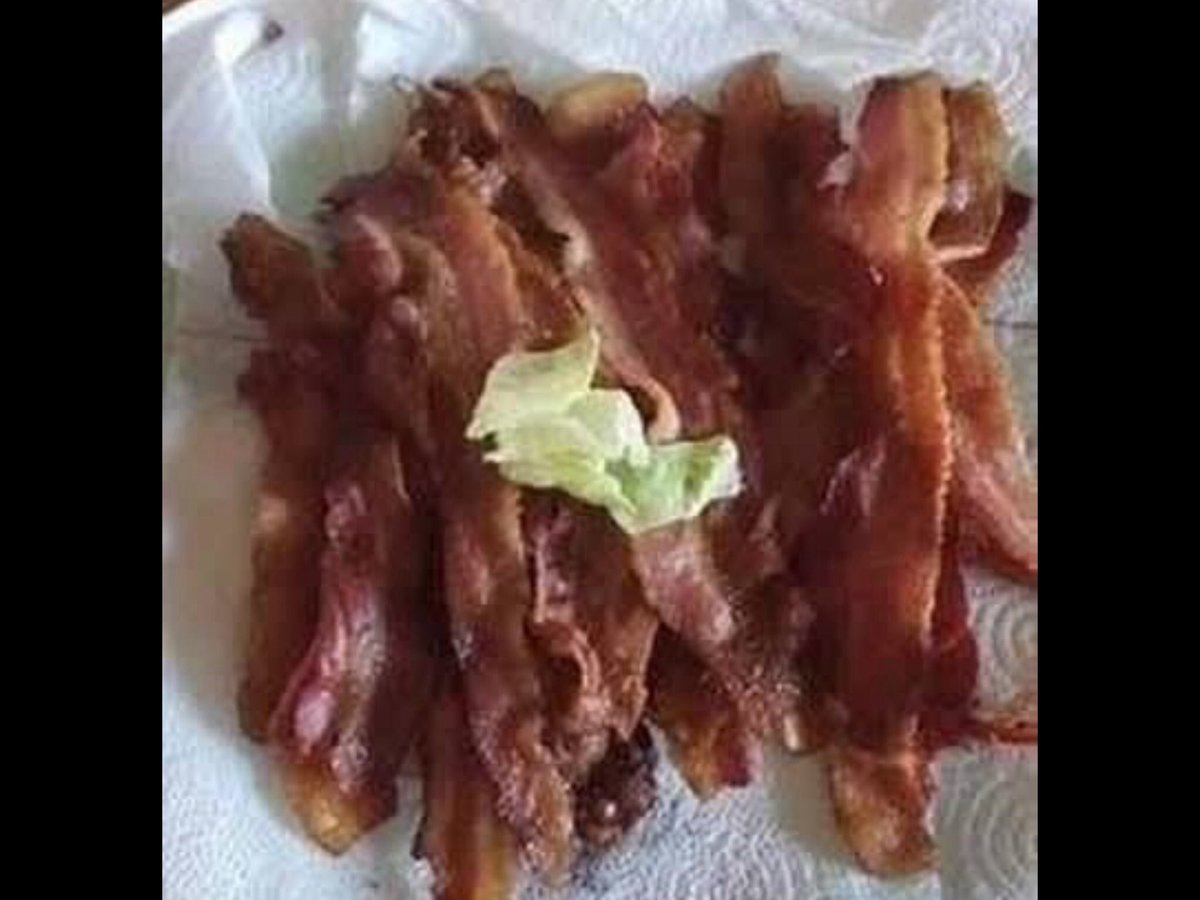 MiladyZen224's tweet photo. Pour souper çe sera une salade de bacon. https://t.co/A31kJkx6Cr
