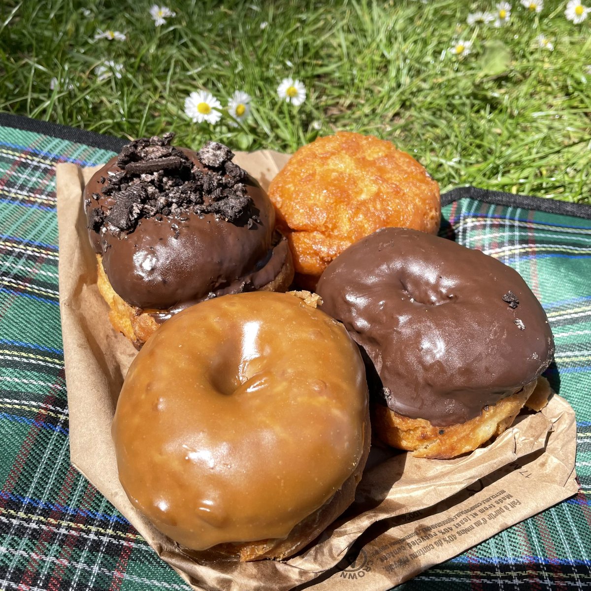 Kaji1108's tweet photo. 📍Honey Doughnuts &amp; Goodies🍩

Deep Cove個人的にめっちゃ良い場所だなって思った🙄
小さい街で時間がゆっくり流れてとって、芝に座って海見ながらドーナツ食べる。
これぞ海外の休日って感じじゃった☺️
食べた中じゃったらClassic Honeyが大優勝🥇
これ食べにわざわざ🇺🇸からくる人もおるらしい…🫢 https://t.co/11KlvwuQOo
