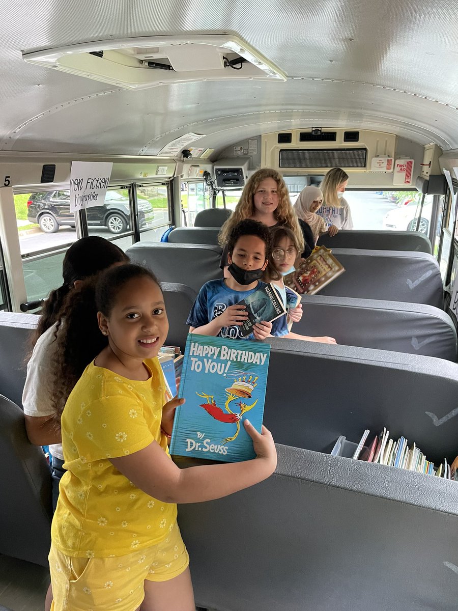 HannahFCollins's tweet photo. The book bus has hit its first stop!  @Principal_Duffy @FCPSR3 @bushhilles https://t.co/TeibEEoLUJ