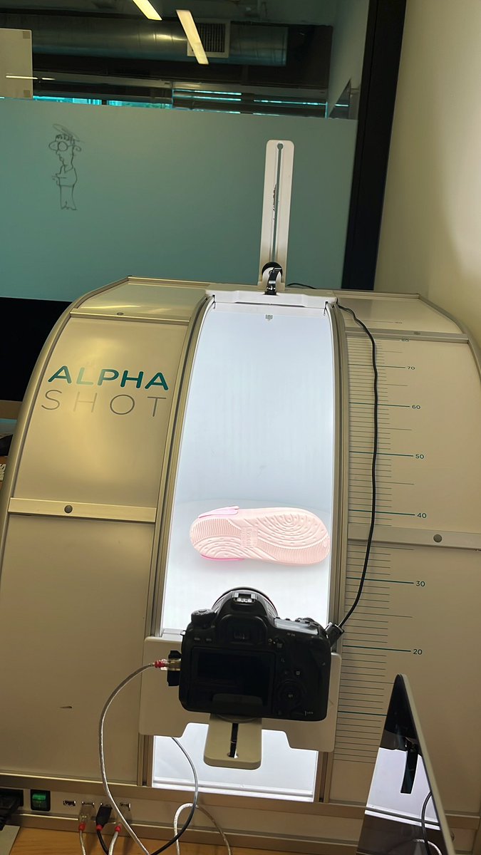 camaralucida's tweet photo. El día de hoy nos encontramos realizando fotografías de producto en nuestros equipos de fotografía automatizada para #evacol 📸💯🤩🤩 https://t.co/86g3yp28lV
