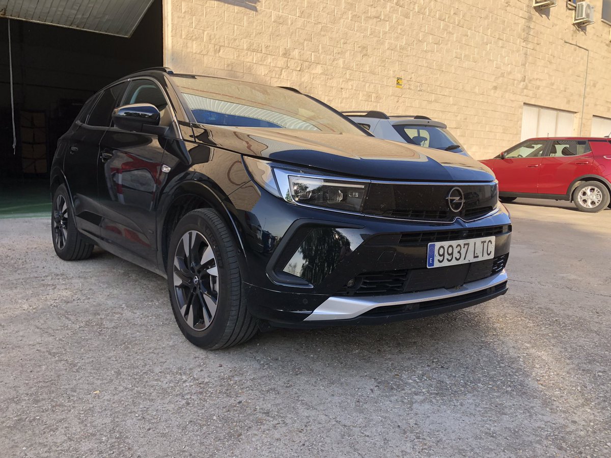 jgarnacho's tweet photo. Lo de los #PHEV es digno de admiración 🤔. Así se las gasta un @Opel_Spain Grandland de 300 CV y tracción total 🧐. Desplazamientos sin superar en exceso los 100 km y cargando lo máximo posible en enchufe doméstico 🔌. 2,5 l/100 km en casi 1.400 km ⛽️. Una maravilla. https://t.co/ClrtayryLF