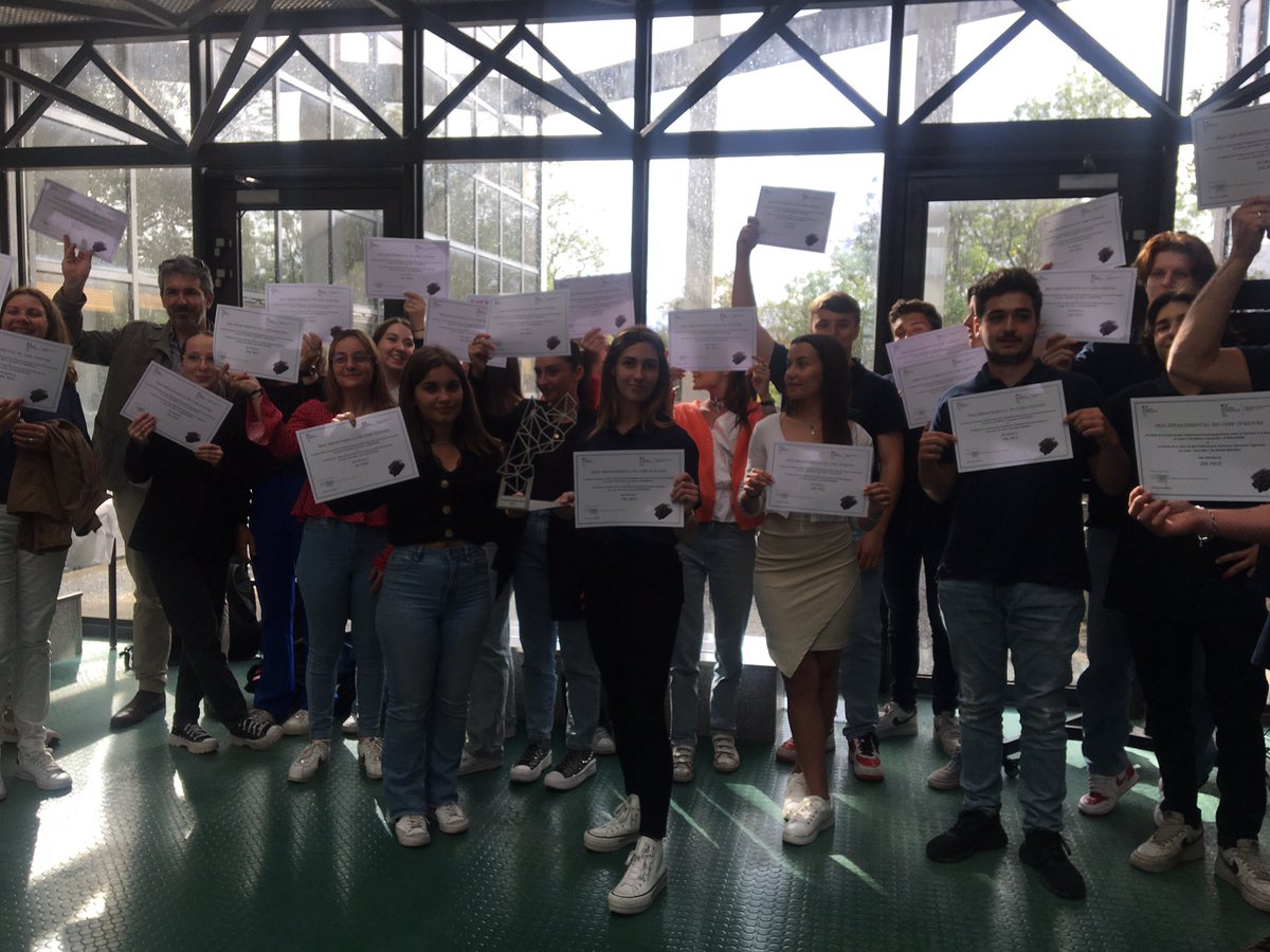 LDMCArcachon's tweet photo. Le lycée Condorcet et lycée de la Mer ont remporté le 1er Prix départemental du Chef d’œuvre. Remise du trophée par Mme l'IA-DASEN @DsdenGironde Félicitations à tous nos élèves de TASSP et enseignants. @LDMCArcachon représentera la Gironde au niveau académique @AcBordeaux. 👏👏 https://t.co/k1i3nZm3FU