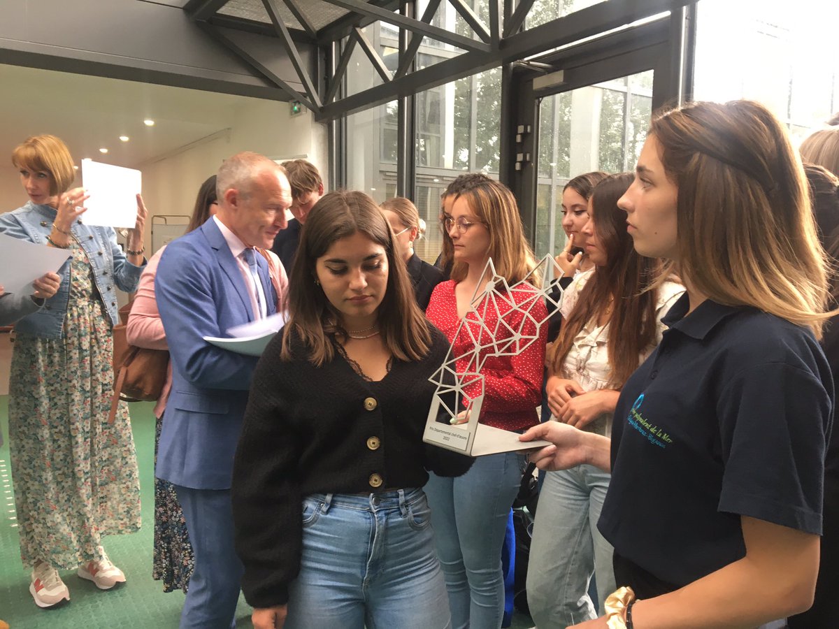 LDMCArcachon's tweet photo. Le lycée Condorcet et lycée de la Mer ont remporté le 1er Prix départemental du Chef d’œuvre. Remise du trophée par Mme l'IA-DASEN @DsdenGironde Félicitations à tous nos élèves de TASSP et enseignants. @LDMCArcachon représentera la Gironde au niveau académique @AcBordeaux. 👏👏 https://t.co/k1i3nZm3FU