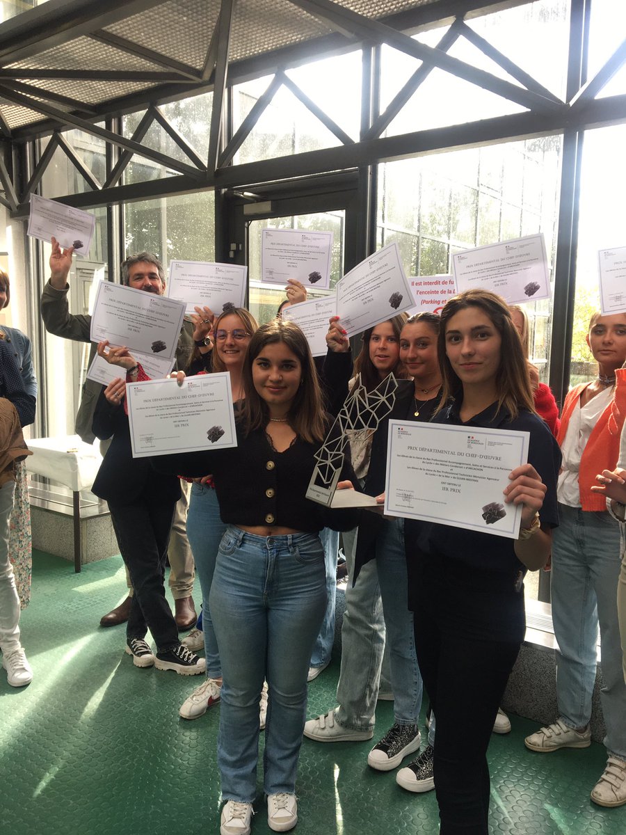 LDMCArcachon's tweet photo. Le lycée Condorcet et lycée de la Mer ont remporté le 1er Prix départemental du Chef d’œuvre. Remise du trophée par Mme l'IA-DASEN @DsdenGironde Félicitations à tous nos élèves de TASSP et enseignants. @LDMCArcachon représentera la Gironde au niveau académique @AcBordeaux. 👏👏 https://t.co/k1i3nZm3FU