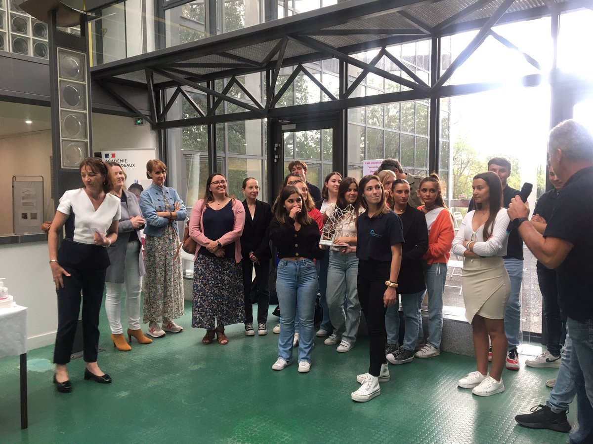 Le lycée Condorcet et lycée de la Mer ont remporté le 1er Prix départemental du Chef d’œuvre. Remise du trophée par Mme l'IA-DASEN <a href="/DsdenGironde/">DSDEN Gironde</a> Félicitations à tous nos élèves de TASSP et enseignants. <a href="/LDMCArcachon/">Collège Marie-Bartette</a> représentera la Gironde au niveau académique <a href="/AcBordeaux/">Académie de Bordeaux</a>. 👏👏