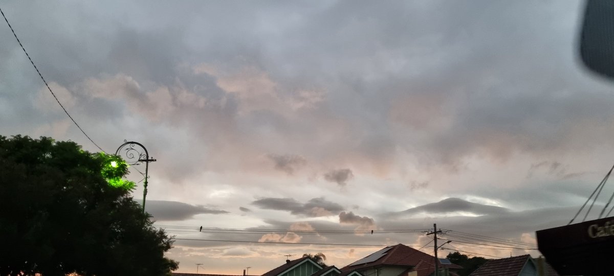 CherScheff's tweet photo. Clouds at sunset time.
#Sydneyskies
#Mayclouds https://t.co/5eCiCAI3ZK