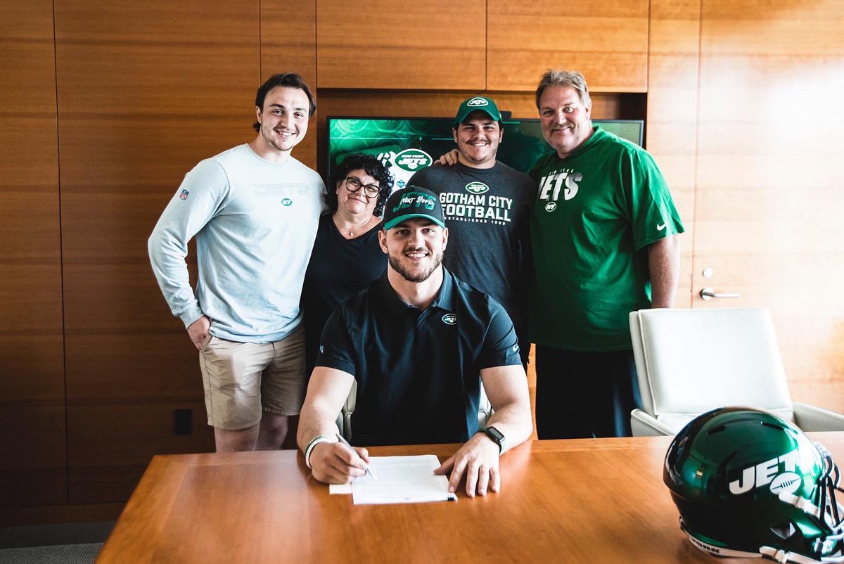 Pen to paper! This is just the beginning, I’m officially a New York Jet! LET’S GO #takeflight