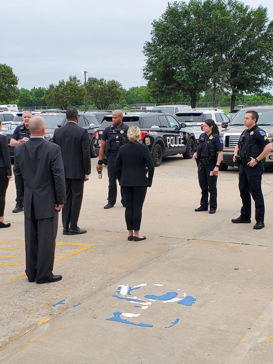TulsaFire's tweet photo. Twenty men & women started the @TulsaPolice Academy today. Two of the cadets are also members of #TulsaFire! Deputy Chief Charles French & Captain John Buck will be joining the Fire Marshal’s office after graduation from the academy. #firepolice #fireinvestigators 📸 TPD👮♂️ https://t.co/oNukaoEDkp