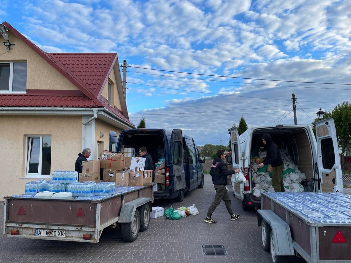 IATonline's tweet photo. Here is the aid you have donated being loaded at our distribution centre in Ukraine - and then given out in a city in southern Ukraine where the drinking water supply has been destroyed. Thank you so much for your support 💙💛
#christiancompassion #humanitarianaid #givenwithlove https://t.co/CXNGBuTDrX