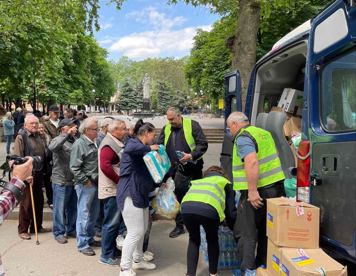 IATonline's tweet photo. Here is the aid you have donated being loaded at our distribution centre in Ukraine - and then given out in a city in southern Ukraine where the drinking water supply has been destroyed. Thank you so much for your support 💙💛
#christiancompassion #humanitarianaid #givenwithlove https://t.co/CXNGBuTDrX