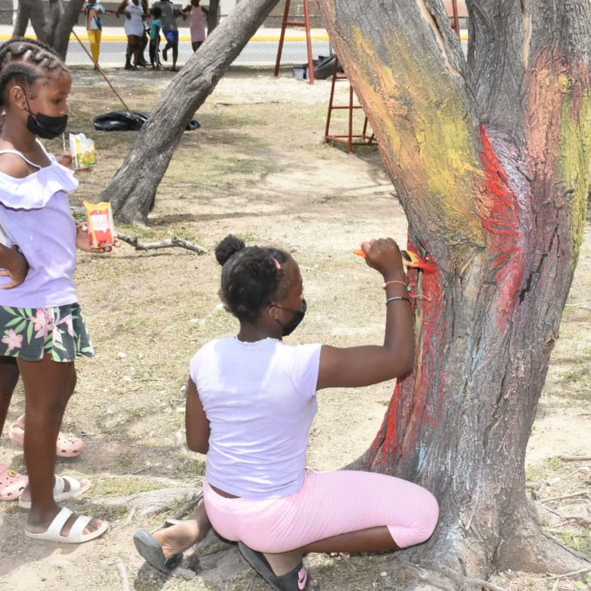 JSIFJA's tweet photo. We love to see this. The children are also getting busy with the #beautificationproject. Today it's all about project #FixUp for the Parade Gardens community play area.
The #LabourDay2022 initiative was organized by the Parade Gardens ZOSO Social Intervention Committee.
#JSIFJa https://t.co/TdRZvy4wE8