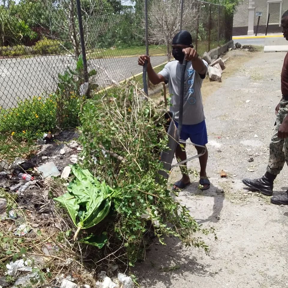 JSIFJA's tweet photo. We love to see this. The children are also getting busy with the #beautificationproject. Today it's all about project #FixUp for the Parade Gardens community play area.
The #LabourDay2022 initiative was organized by the Parade Gardens ZOSO Social Intervention Committee.
#JSIFJa https://t.co/TdRZvy4wE8