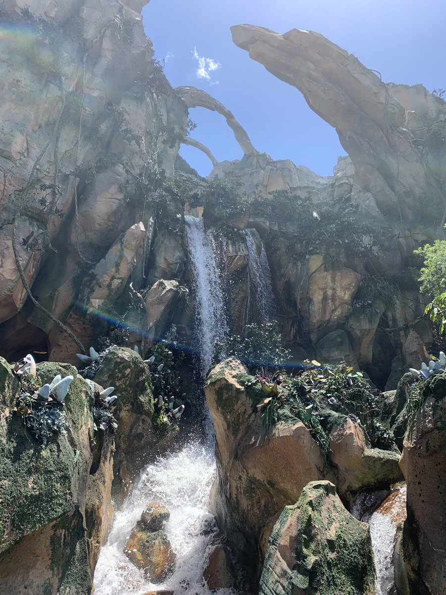 simon_update's tweet photo. Simon has threatened that heโs gonna jump off this waterfall if his tweets keep flopping so everyone please Payola his tweets as hard as possible ๐ #savesimon https://t.co/TKHy3qMchk