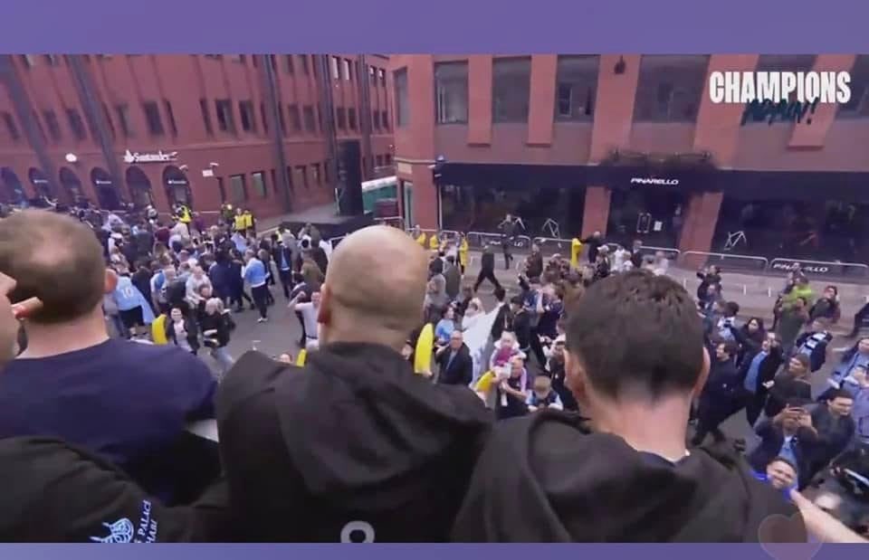 BPete1970's tweet photo. Had to drive home through Manchester earlier &amp; forget the parade was on . I was bloody nearly 5 minutes late getting home. 
Bloody lights failed on Dane Road in Sale .

Night x ❤️ https://t.co/BsKgx4R6BW
