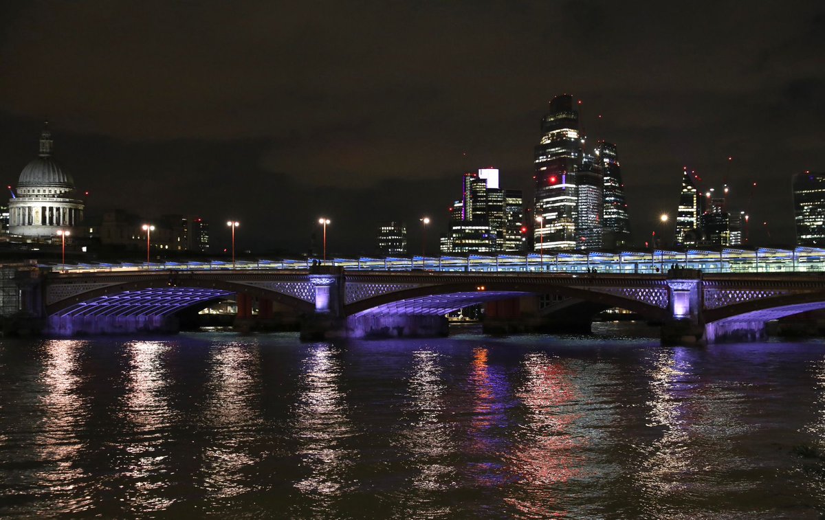 SadiqKhan's tweet photo. 💜 Tonight: London landmarks shine bright to celebrate the opening of the Elizabeth line. 

💜 Tomorrow: Londoners wake up to a transformational new railway line and the biggest addition to our transport network in decades.

#LetsDoLondon #ElizabethLine https://t.co/eRbZeQejhL