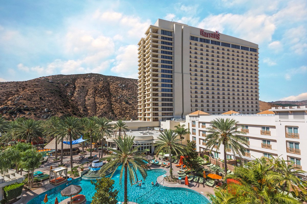 HarrahsSoCal's tweet image. Your summer vacation is calling... 📞 #HarrahsSoCal #FunnerCA #LiveFunner