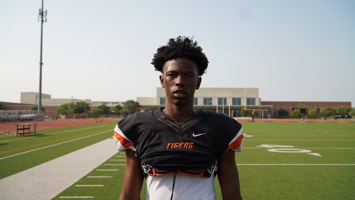 Jordan Scruggs (@jscruggs247) on Twitter photo Lancaster 2024 DB Corian Gipson has already solidified himself as one of the top DBs in the state for the ‘24 class.
The versatile DB will be busy this summer with visits planned to LSU, OU, Oregon, Notre Dame, and Ohio State among others.
*Currently at 27 offers
<a href="/CorianGipson/">Corian “C8” Gipson</a> Lancaster 2024 DB Corian Gipson has already solidified himself as one of the top DBs in the state for the ‘24 class.
The versatile DB will be busy this summer with visits planned to LSU, OU, Oregon, Notre Dame, and Ohio State among others.
*Currently at 27 offers
<a href="/CorianGipson/">Corian “C8” Gipson</a>