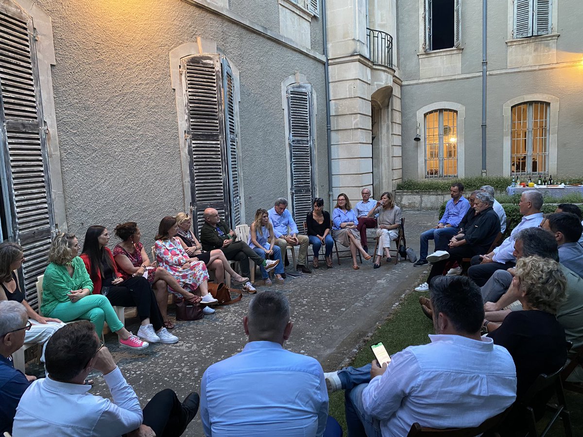 HorizonsArles's tweet photo. #HorizonsArles autour de Mariana Caillaud pour échanger avec la candidate et Patrick de Carolis sur les grands enjeux du territoire à porter aux législatives des 12 et 19 juin!
#Horizons #HorizonsArles 

#MarianaCaillaud2022 https://t.co/19rXrWq8RQ