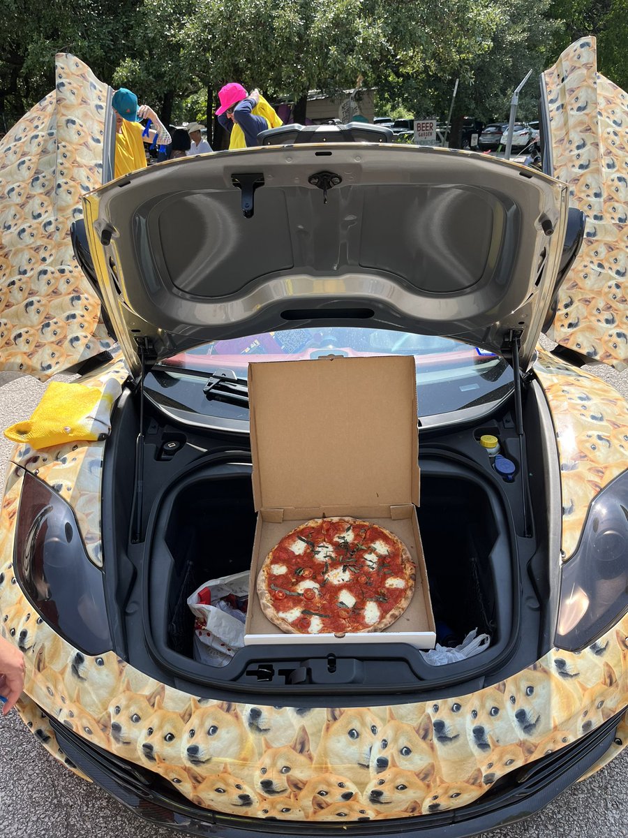 thomasdylandan2's tweet photo. @RarePizzas We had tons of fun with a super unique car in Austin! https://t.co/h36kc9ZFYL