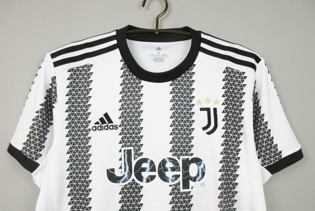 CamisaPesada's tweet photo. ⚫⚪ FINO ALLA FINE!
O novo uniforme “home” celebra o Allianz Stadium, inaugurado em 2011 e palco de diversos títulos e momentos mágicos da equipe na última década.

Adquira já a sua pelo link:

👕 Juventus Home 22/23 
📲 https://t.co/5x5wyAdXT2

#camisapesada
#asuafootballstore https://t.co/5sgVUU8CTk