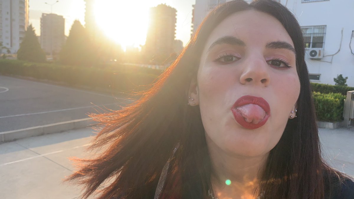 sicalyra's tweet photo. karantina turnuva vs gibi nedenlerden dolayı toplasan max 2 dönem gidebildiğim okuldan mezun oluyorum :p keşke herkesle daha fazla zaman geçirip anılar biriktirseydim hepinizi çok özleyeceğim :,) https://t.co/80AbhPPRNg