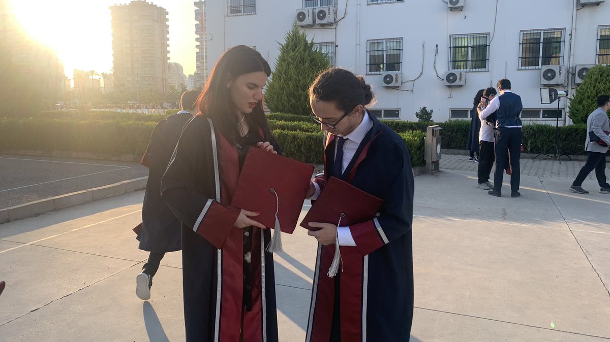 sicalyra's tweet photo. karantina turnuva vs gibi nedenlerden dolayı toplasan max 2 dönem gidebildiğim okuldan mezun oluyorum :p keşke herkesle daha fazla zaman geçirip anılar biriktirseydim hepinizi çok özleyeceğim :,) https://t.co/80AbhPPRNg