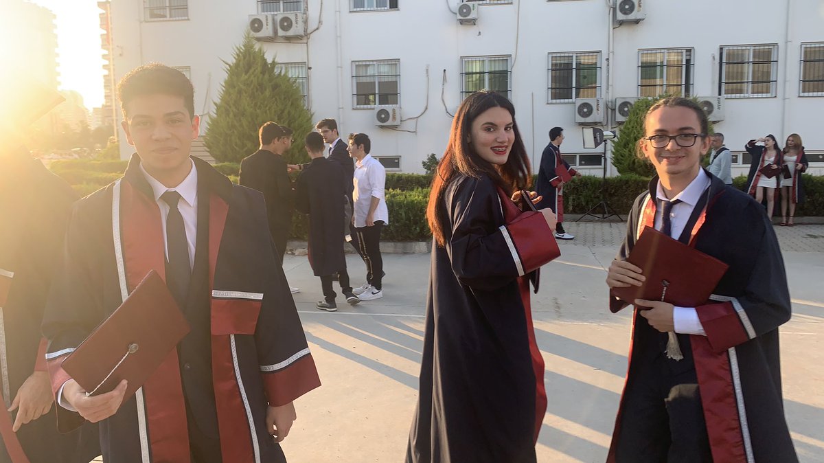 sicalyra's tweet photo. karantina turnuva vs gibi nedenlerden dolayı toplasan max 2 dönem gidebildiğim okuldan mezun oluyorum :p keşke herkesle daha fazla zaman geçirip anılar biriktirseydim hepinizi çok özleyeceğim :,) https://t.co/80AbhPPRNg
