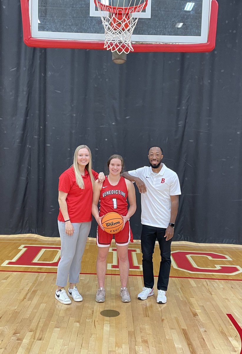 maureen__regan's tweet photo. I am grateful to say that I have received an offer from Benedictine University. Thank you so much to Coach Wiseman and Coach Medlen for having me on campus today! @SICPGirlsBball @MHS_Girls_ @itscoachwise @coachlindsayp https://t.co/W3f4BiA8Qw