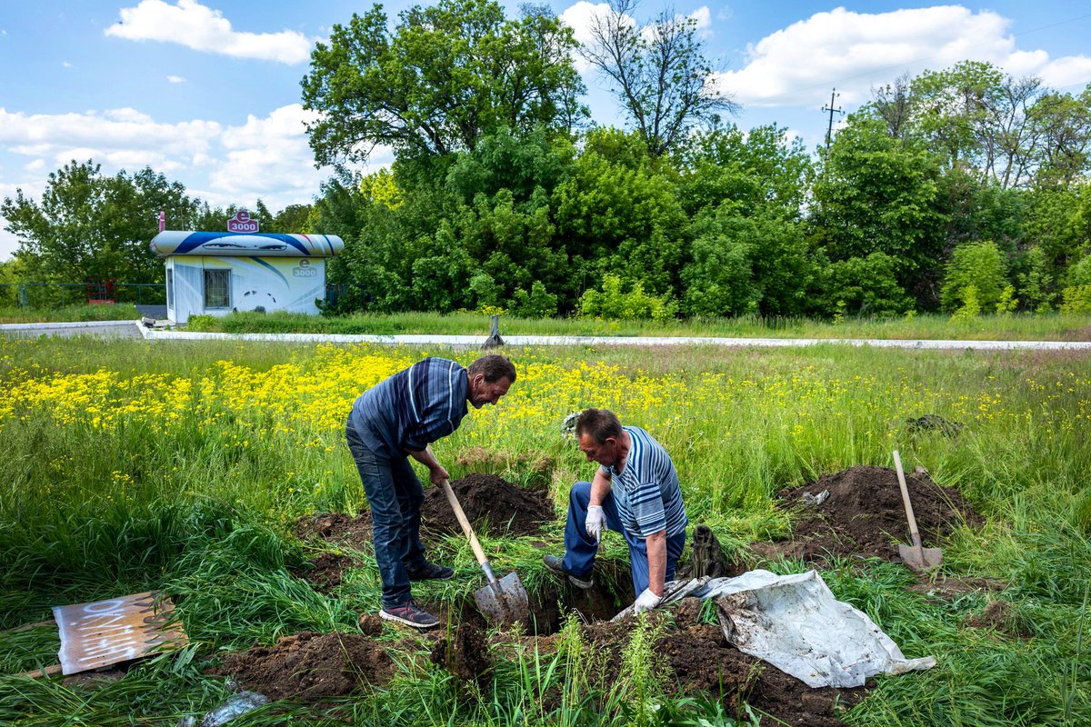 jbmoorephoto's tweet photo. Ukrainian authorities exhume Russian soldiers for identification and possible repatriation on the outskirts of Kharkiv. #Ukraine #gettyimages #gettyimagesnews https://t.co/WR6vA7gGcN