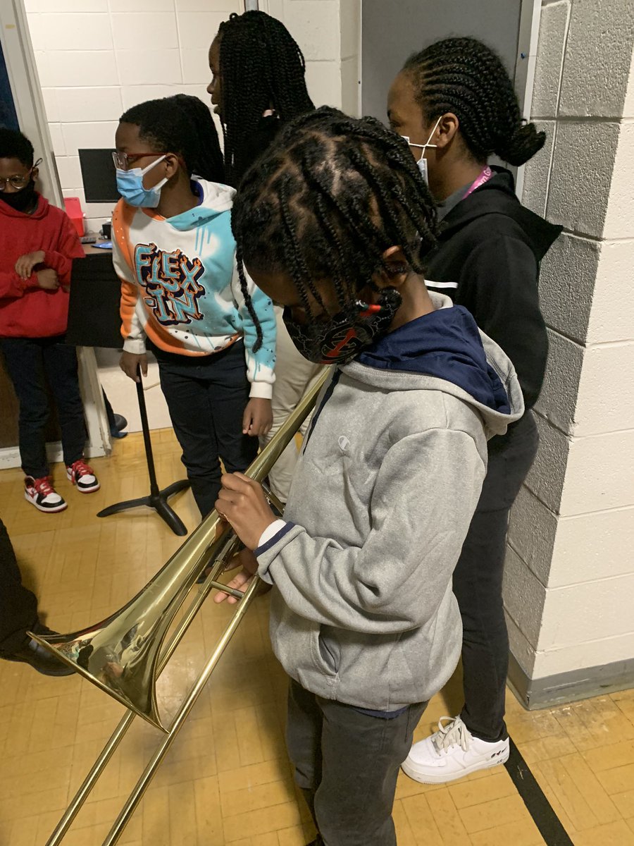 LemiraSchool's tweet photo. The Chestnut Oaks Middle School family put on a mini performance and information session to assist our 5th graders with their middle school transition! @Stephanie1Gregg @EllJayDee_AP @SumterSCSchools @ChestnutOaks_MS @COMS_Principal @DrPenK @BrendaHafner https://t.co/WEPismuYK9