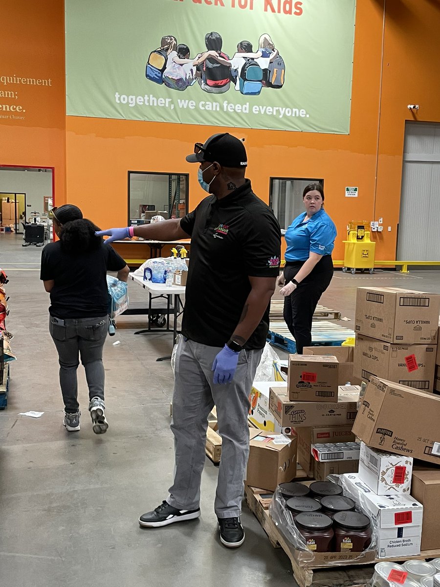 CoachWhois's tweet photo. Thank you @threesquareLV for allowing us to volunteer with your organization. https://t.co/qfTl6dPNp3