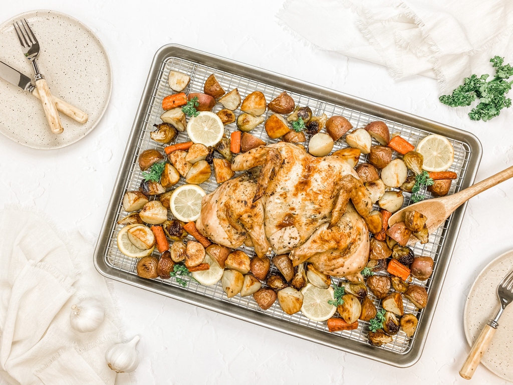 LocalRoot221's tweet image. Bake the perfect one-pan chicken and veggies with the @USAPans Extra Large Bakeable Nonstick Cooling Rack and Pan Set 🥦 plus, the signature silicone nonstick coating makes for easy cleanup afterward!

Shop now: l8r.it/ExNE
.
.
.
#usapan #bakingpans #bakingpan #baking