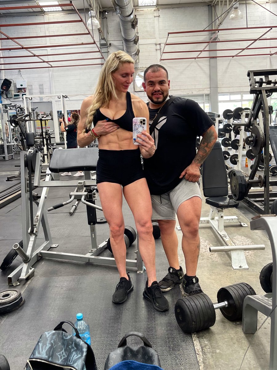 MsCharlotteWWE's tweet photo. Con mi entrenador 💪🏻🥵 👊🏻 #HappyMonday https://t.co/qJCYENA06n