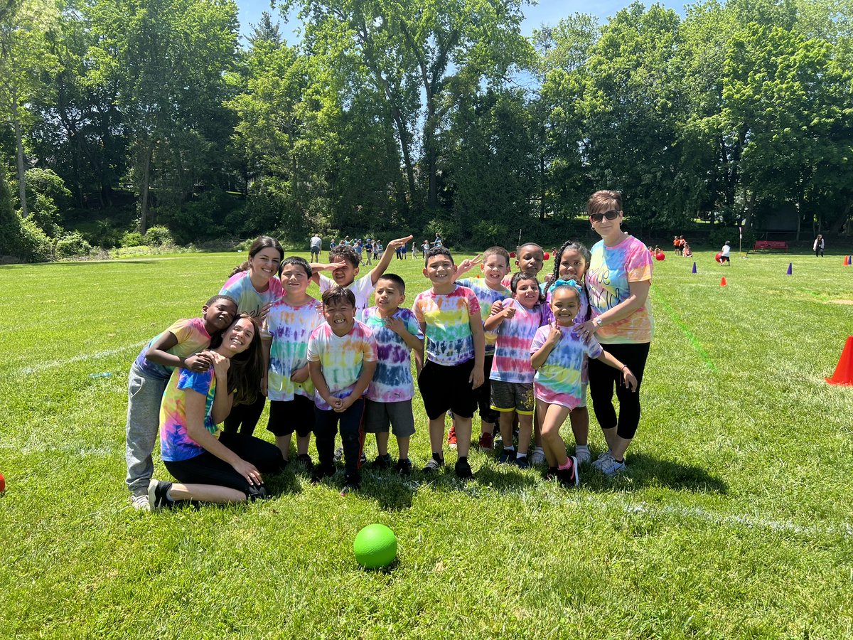 MissConroy113's tweet photo. The BEST squad for field day fun!! Thanks @CReidePE for a good time!! https://t.co/4mjIqvt7Du