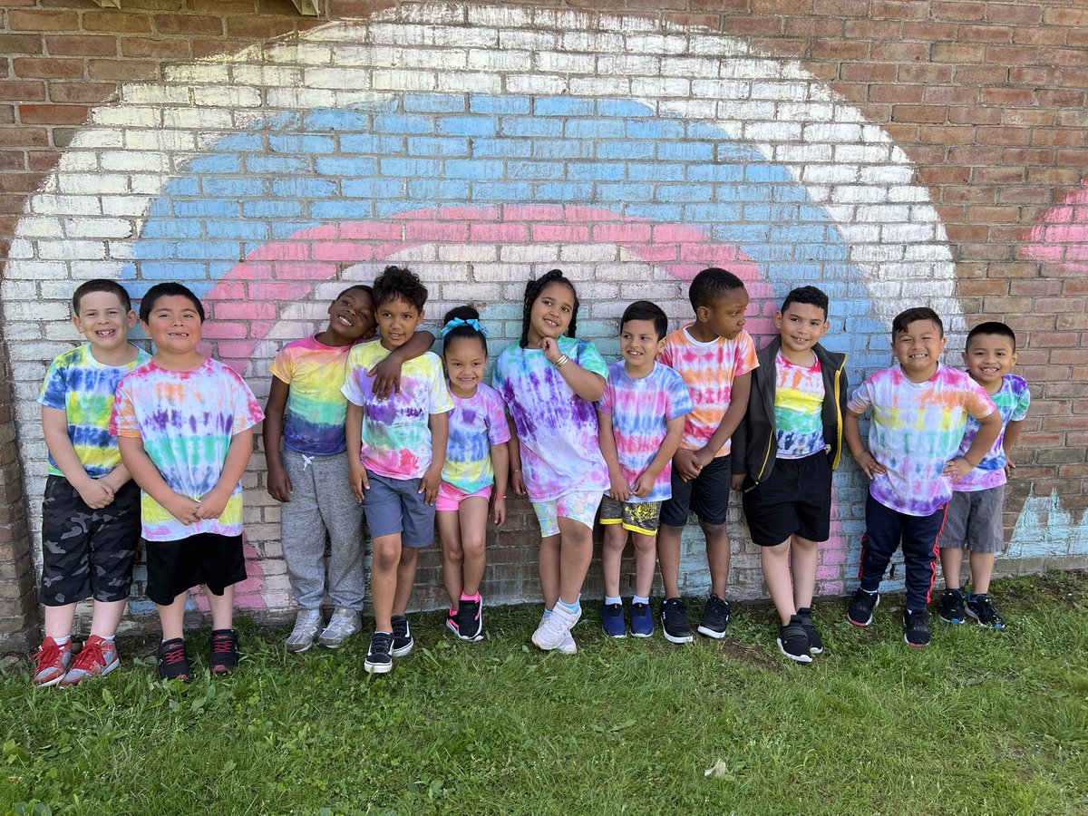 MissConroy113's tweet photo. The BEST squad for field day fun!! Thanks @CReidePE for a good time!! https://t.co/4mjIqvt7Du