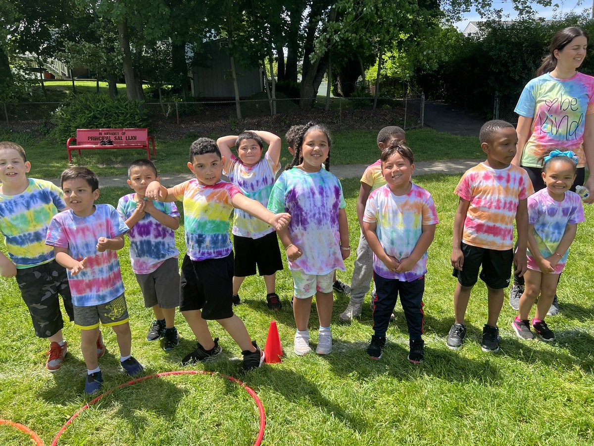MissConroy113's tweet photo. The BEST squad for field day fun!! Thanks @CReidePE for a good time!! https://t.co/4mjIqvt7Du