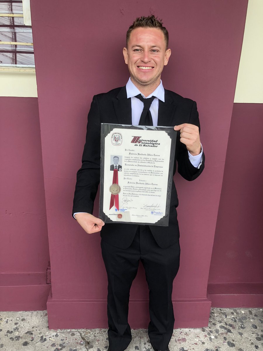 Gracias a Dios por haber permitido  graduarme de mi carrera universitaria de administración de empresas con una especialidad de habilidades gerenciales y agradecerle a todos los que me apoyaron en este largo camino.