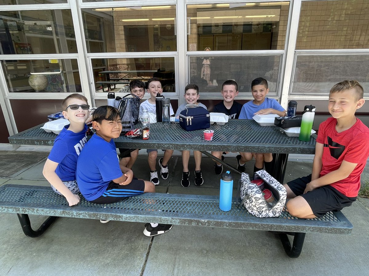 MrsRainBOWE's tweet photo. Beautiful spring days calls for lunch bunches to be outside ☀️ #lunchwiththeteacher #ramtown #mrsbowes4thgradeclass @HowellTwpRamtwn https://t.co/5gLUzVBjAr