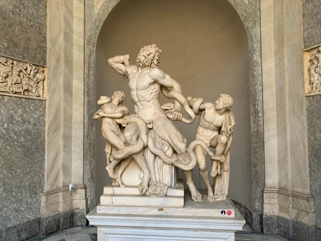 Classics22FSP's tweet photo. From the golden contents of #Etruscan tombs to masterworks of #Hellenistic sculpture, propagandistic imperial #Roman portraits to giant pincecones - there's nowhere like the @Musei_Vaticani to study #ancient art! 

#rome #art #Archaeology #vaticano #MuseumMonday #italy https://t.co/nh0Ayx0ZDn